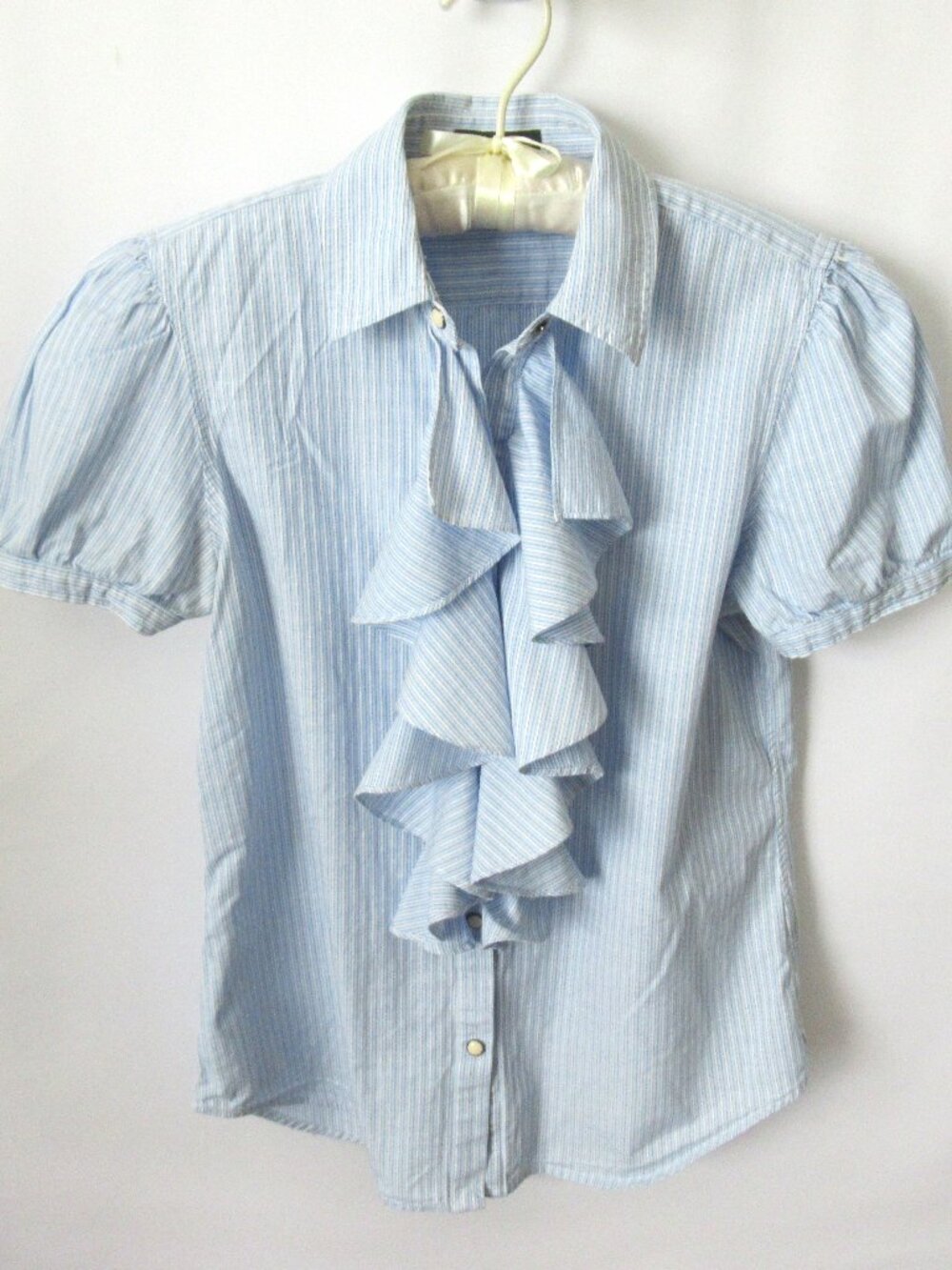 Lauren Jeans Co. blue white striped snap ruffle front short sleeve shirt *Sz M*